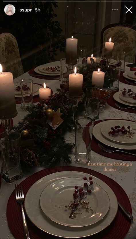 Christmas Dinner Table Aesthetic, Christmas Friends Dinner, Classy Christmas Party Themes, New Years Dishes, Dinner Party Christmas, Christmas Dinner Party Aesthetic, Christmas Table Cloth Ideas, Christmas Party Classy, Christmas Dinner Ideas Table