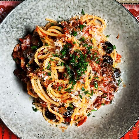 Spaghetti Arrabiata — Em's Food For Friends Spaghetti Arrabiata, Arrabiata Pasta, Pasta Arrabiata, Food For Friends, Cheap Vegan Meals, Easy Pasta Dinner, Pasta Dinner Recipes, Italian Dinner, Tasty Pasta