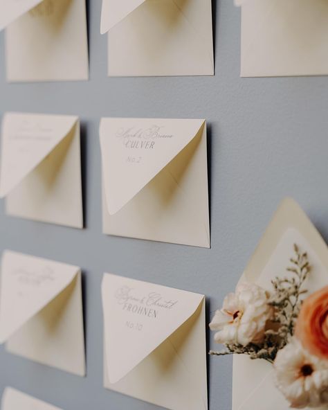 How cute is this custom envelope escort wall for your favorite people?!💌 Loved the simplistic floral approach with @decoinkdesigns gorgeous fabrication! Wedding guests loved it and butterfly ranunculus never fails to impress🌼 Planning @dasheventcompany Venue @elchorroweddings Photography @carmelajoyphotography HMUA @lebeigebeauty Florals @arizonaweddingflorist Signage @decoinkdesigns Dinner Music @gotyoucoveredmusic Guitarist @connorhicksmusic Desserts @abakeshop Rentals @cre8ive_event_ren... Envelope Wall, Butterfly Ranunculus, Custom Envelope, Socal Wedding, Custom Envelopes, Arizona Wedding, Wedding Flower Arrangements, Reception Table, Wedding Guests