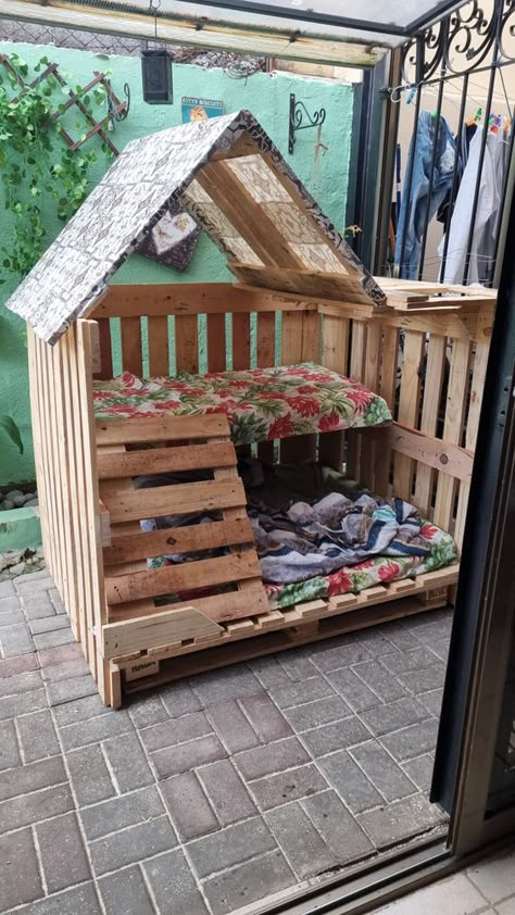 DIY Dog Houses and Beds: Crafting Cozy Homes from Pallets Beds From Pallets, Easy Dog House, Dog Bunk Beds, Diy Dog Houses, Pallet Dog House, Diy Toddler Bed, Outdoor Dog House, Dog Yard, Puppy House