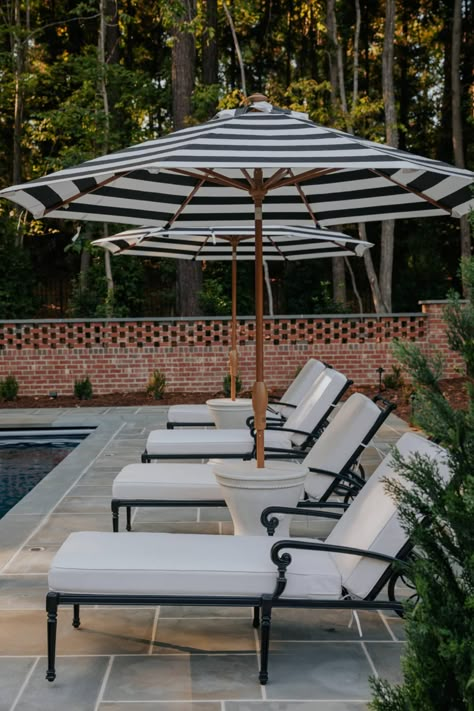 Black And White Pool Furniture, Pool Party Dinner Food Ideas, Furniture Around Pool, Resort Pool Aesthetic, Black And White Pool Decor, In Pool Umbrella, Inground Pool Deck Decorating Ideas, White Pool Deck, Backyard Pool Cabana