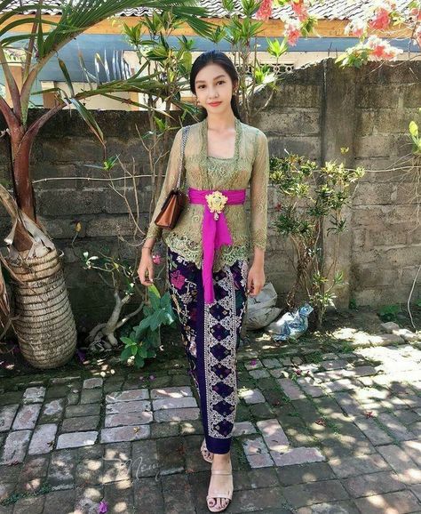 Ootd Kebaya Bali, Bali Fits, Ootd Kebaya, Batik Dress Modern, Batik Kebaya, Bali Fashion, Batik Dress, Graduation Outfit, Modest Fashion Outfits