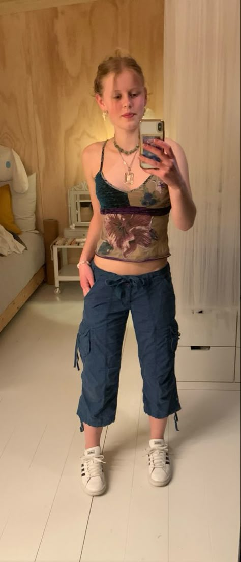 Blue jorts and tank top with flower print #lowwaste #fashion #outfits #ootd #aesthetic #outfitinspo #jewllery #grunge #softgrunge #softgirl #trendy #vintage #2000sfashion #2000s #y2kfashion #y2kstyle 2000s Capri Pants, Capri Jeans Outfit 2000s, 2000s Fashion Jorts, 2000s Jorts Outfit, Capri Pants Outfits Aesthetic, 90s Capri Pants Outfits, Jorts Summer Outfits Y2k, Jorts Y2k Fashion, Capri Outfits Aesthetic