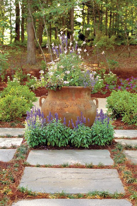 2005 Louisiana Idea House Parterre Garden, French Country Garden Decor, Country Garden Decor, French Country Garden, Magic Garden, Have Inspiration, Country Landscaping, Garden Containers, French Garden