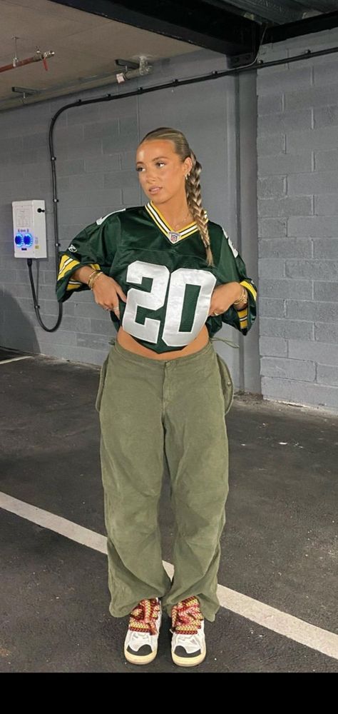 Packers Jersey Outfit Woman, Baseball Game Outfit Women Jersey, Packers Outfit Woman, How To Style Football Jersey Women, Game Outfits For Women Football, Celtics Jersey Outfit Women, American Football Jersey Outfit Women, Green Bay Packers Outfits Woman, Nfl Outfits For Women