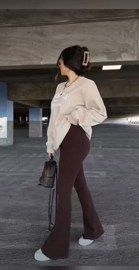 What to wear with flare leggings for school? Buy brown flare leggings here ⬇️ Outfit Ideas With Tights Leggings, Brown Flare Leggings Outfit Winter, Fits With Brown Leggings, Red Flared Leggings Outfit, Brown Leggings Fall Outfit, Outfits With Tan Leggings, Maroon Flare Leggings Outfit, Outfits With Brown Flare Leggings, How To Style Brown Flared Leggings