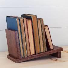 DIY Tabletop Book Rack (Easy Plans) | Saws on Skates® Diy Book Holder, Diy Book Stand, Tabletop Bookshelf, Wooden Book Stand, Woodworking Tools For Beginners, Woodworking For Beginners, Book Rack, Small Woodworking Projects, Book Holder