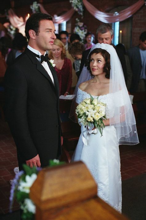 Cole Charmed, Phoebe Charmed, Phoebe And Cole, Charmed 1998, Famous Wedding Dresses, Julian Mcmahon, Tv Weddings, Charmed Tv Show, Charmed Book Of Shadows