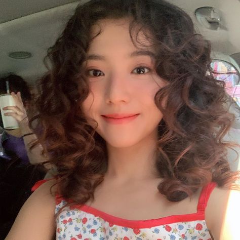 Kpop Idol Curly Hair, Kpop Curly Hair, Stella Jang, Artist Models, Pop Singers, Pose Reference Photo, 인물 사진, Cosplay Outfits, Drawing People