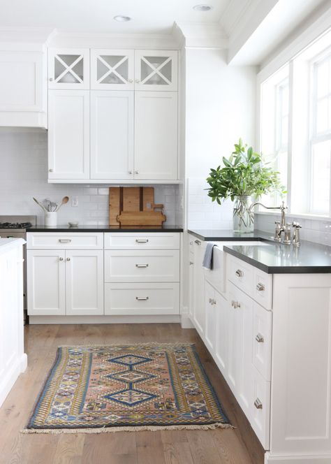 Simply White Benjamin Moore Most Popular Cabinet Paint Colors Stain Cabinets, Kitchen With White Cabinets, Dark Countertops, Black Granite Countertops, Black Countertops, Classic Kitchen, Studio Mcgee, Wood Stain, White Kitchen Cabinets