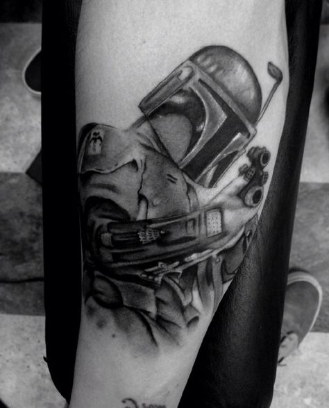 Boba Fett Boba Fett Ship Tattoo, Boba Fett Tattoo Traditional, Boba Fett Tattoo Black And White, Boba Fett Symbol, Boba Fett Tattoo, Stormtrooper Tattoo, Star Wars Tattoo Sleeve, Boba Fett Black Armor, Portrait Tattoo Sleeve