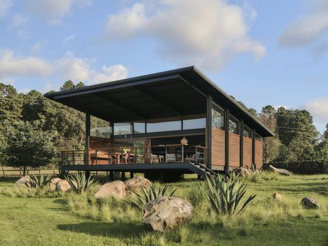 Tiny House / Weber Arquitectos | ArchDaily Floating Ceiling, Sloping Roof, Houses In Mexico, Contemporary Cabin, Rest House, Traditional Houses, Forest View, Casa Container, Roof Covering