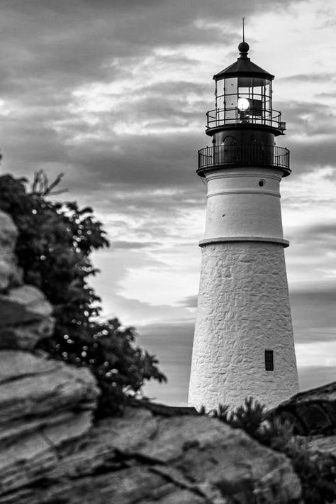 Lighthouse Black And White, Lighthouse Images, Pirate Ship Art, Lighthouse Tattoo, Barn Pictures, Clever Tattoos, Lighthouse Photos, Storm Photography, Lighthouse Painting