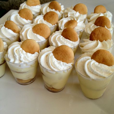 Mini Banana Puddings Pudding Party Ideas, Wedding Rehearsal Desserts, Rehearsal Dessert Ideas, Banana Mini Desserts, Banana Pudding Display, Banana Pudding Mini Desserts, Banana Pudding Individual, Rehearsal Dinner Food Ideas, Rehearsal Dinner Desserts