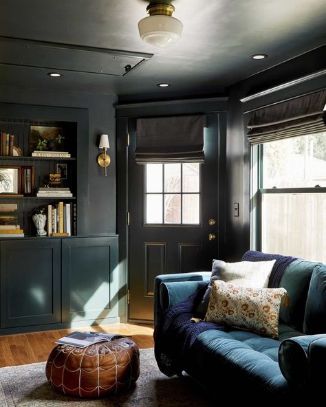 Tv Room Ideas Cozy, Small Tv Room, Tv Room Ideas, Dark Living Room Ideas, Moody Living Room, Room Ideas Cozy, Snug Room, Den Ideas, Dark Living Rooms