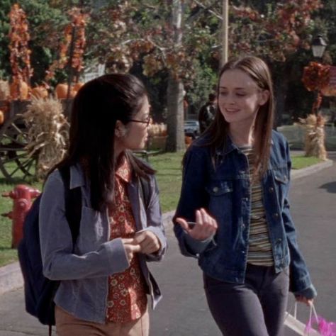 Rory Gilmore Style, Gilmore Girls Fashion, Lane Kim, Gilmore Girls Outfits, Gilmore Girls Seasons, Team Logan, Lorelai Gilmore, Stars Hollow, Rory Gilmore