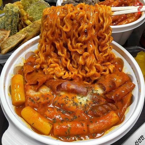 Korea Food, Food Babe, Food Therapy, Yummy Comfort Food, Food Goals, Food Obsession, Spicy Recipes, Cafe Food, Interesting Food Recipes