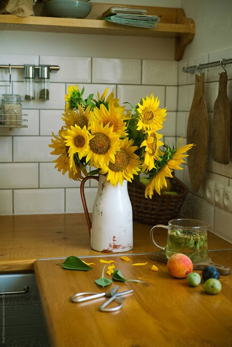 Vase Of Sunflowers, Sunflowers In Vase, Hygge Autumn, Dream Flat, Fall Sunflowers, Kitchen Vibes, Sunflower Girl, Sunflower Vase, Sunflower Arrangements