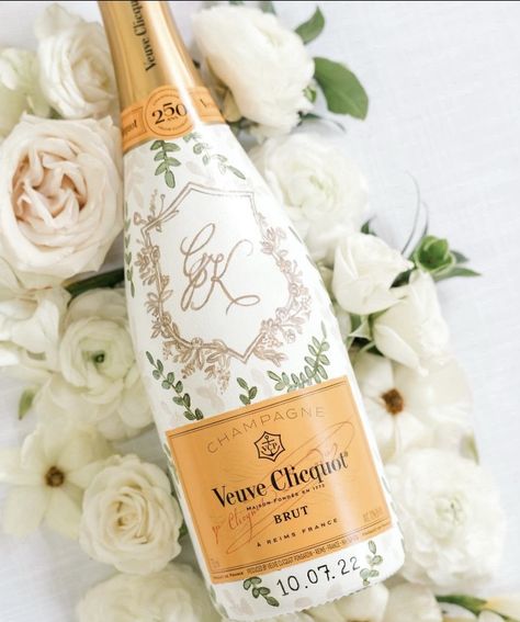 Painted Wine Bottles Wedding Gift, Wedding Day Champagne Bottle, Painted Wine Bottles For Wedding, Painted Champagne Bottle Bride, Champagne Bottle Painting Wedding, Custom Wedding Champagne Bottle, Engagement Wine Bottle, Veuve Bottle Painting, Hand Painted Champagne Bottle Engagement