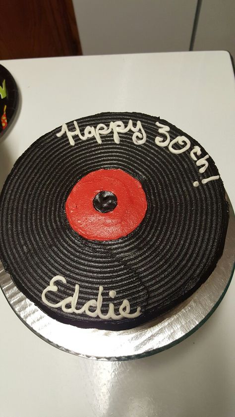 Cake Music Birthday, Vinyl Record Cake Ideas, Vinyl Cake Ideas, Vinyl Record Birthday Cake, 80s Rock Cake, Vinyl Birthday Cake, Rock N Roll Cake Birthday, Record Cake Ideas, Vinyl Cookies