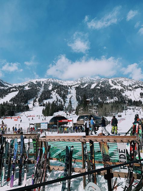 Jackson Hole Wyoming Four Seasons British Columbia Winter, Jackson Hole Winter, Wyoming Skiing, Carly The Prepster, Jackson Hole Skiing, Lake Tahoe Winter, Ski Travel, Whistler Ski, Skiing Aesthetic