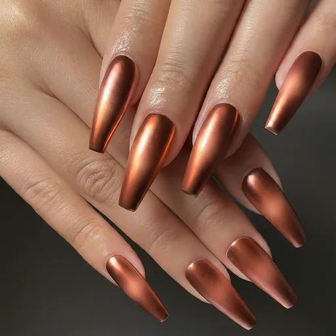 12 Chic Chrome Ombre Nails Ideas For A Dazzling Manicure - ZaiuBee Metallic Ombre Nails, Chrome Ombre Nails, Ombre Nails Ideas, Ombre Gradient, Golden Goddess, Mermaid Inspired, Gold Chrome, Ombre Effect, Icy Blue