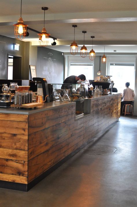 hamburg altstadt nord coast coffee roastery #woodBench #CafeCoffeeShop #rusticinterior Restaurant Counter, Cafe Counter, Kitchen Ikea, Coffee Bar Design, Store Concept, Cozy Coffee Shop, Design Café, Coffee Roastery, Coffee Shop Bar