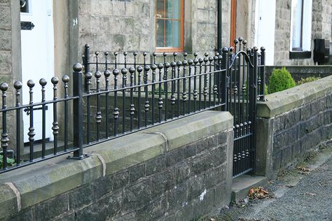 Wrought Iron Wall Top & Garden Railings | North Valley Forge Iron Garden Fence, Diy Remodeling Ideas, Iron Gates Driveway, Wrought Iron Gate Designs, Diy Remodeling, Garden Railings, Wall Railing, Garden Fence Panels, Iron Gate Design