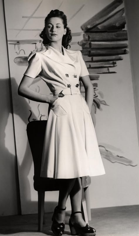 If you love the look of well-tailored dresses and military-inspired outfits, styling a 1940s look is for you. Take a look at the most popular 1940s looks for women. 1940s Life, 40s Mode, 1940 Fashion, 40s Style Dresses, 1940s Fashion Women, 40s Outfits, Fashion 40s, 1940s Looks, 1940s Woman