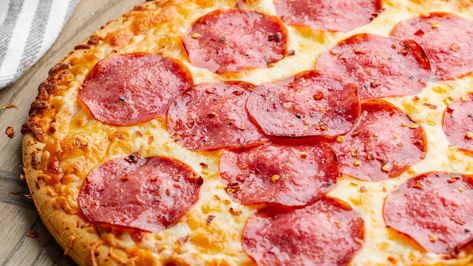 Salami Pizza Pizza With Salami, Pizza Salami, Chicken Bacon Ranch Pizza, Salami Pizza, Homemade Pizzas, Gluten Free Dough, Vegetarian Sausages, French Bread Pizza, Leftover Pizza