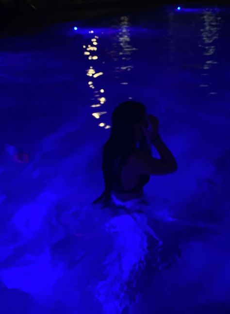 Pool Poses At Night, Pool At Night Aesthetic, Pool Pics Instagram Night, Night Pool Pictures, Pool Night Pictures, Party Night Club Aesthetic, Pool At Night, Night Swim, Pool Poses