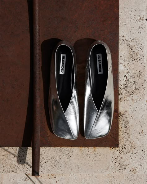 Elegance Jil Sander's silver flat fashion Shoes Editorial, Jil Sander Shoes, Edgy Accessories, Silver Linings, Cute Shoes Heels, Designer Footwear, Look Books, Silver Shoes, Simple Chic