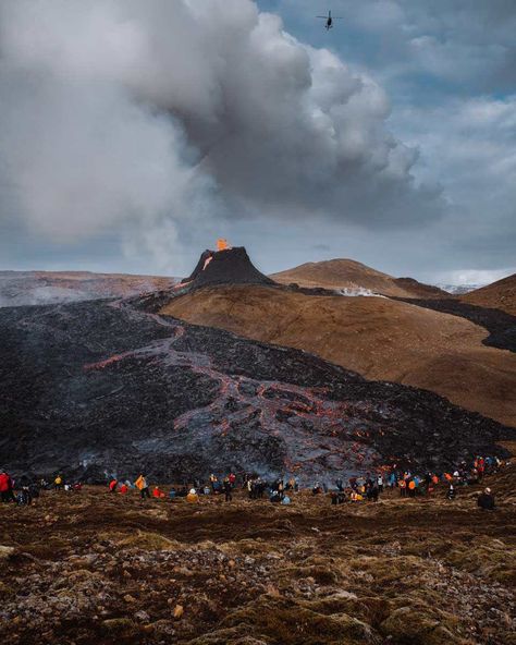 Spontaneous Spirit of Humanity Takes Center Stage Around Erupting Iceland Volcano—WATCH Iceland Volcano, Sunny 16 Rule, Volcano Eruption, How To Photograph, Active Volcano, Hyperrealism, Search And Rescue, Natural Phenomena, Center Stage