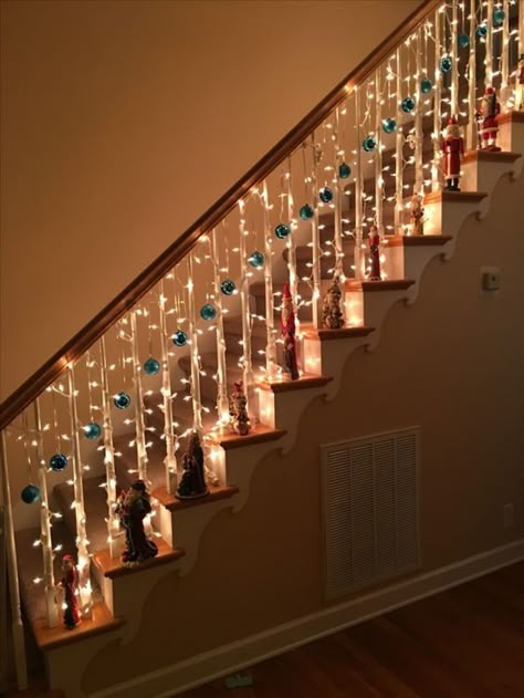 Stairway Decor Ideas, Christmas Ceiling Decorations, Christmas Banister, Christmas Hallway, Christmas Staircase Decor, Dollar Store Christmas Decorations, Stairs Renovation, Christmas Stairs, Stairway Decorating