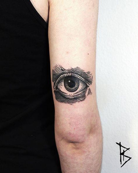 Eye tattoo on the back of the right arm. Escher Tattoo, Eye Tattoo On Arm, Ojo Tattoo, Etching Tattoo, Engraving Tattoo, Triangle Tattoos, Arm Band Tattoo, Tattoo Designs For Girls, Lionel Richie