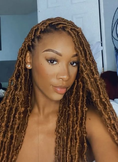 Colour 30 Faux Locs, Twist Braids Hairstyles Blonde, Honey Brown Faux Locs, Faux Locs With Highlights, Faux Locs Brown, Brown Faux Locs, Brown Locs, Butterfly Locks, Brown Dreadlocks