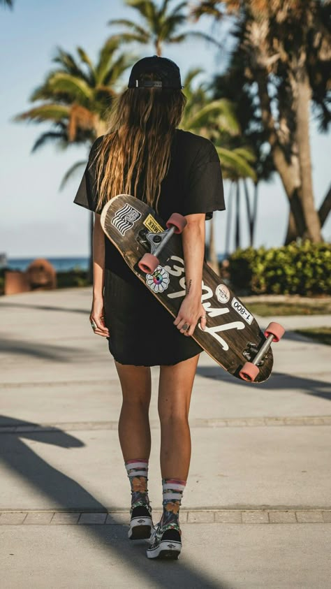 Skateboard Girl Outfits, Holding Skateboard, Skater Photoshoot, Surfergirl Style, Skater Chick, Streetwear Photoshoot, Skater Outfit, School Car, Skater Outfits