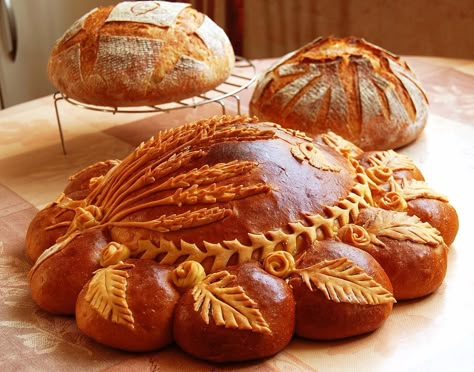 Focaccia Bread Art, Decorative Bread, Score Designs, British Cooking, Bread Scoring, Japanese Bread, Art To Make, Braided Bread, Food Sculpture