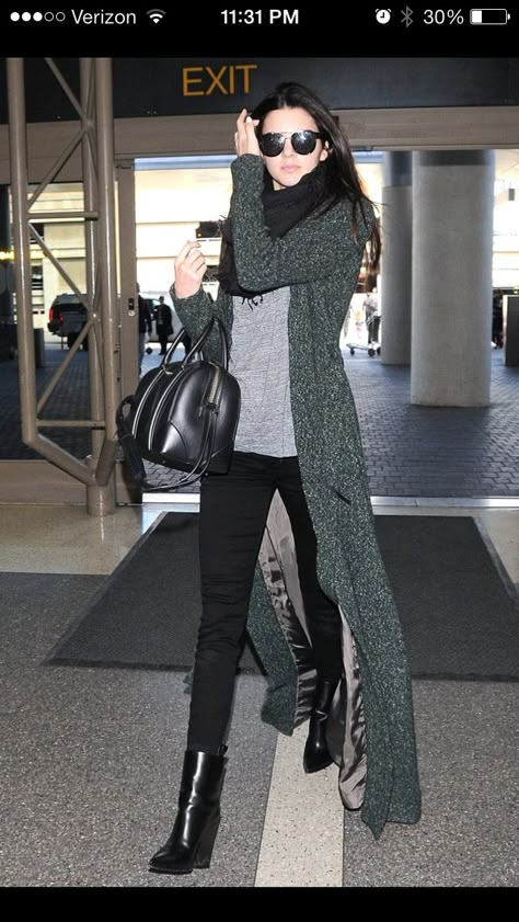 long cardi Kendall Jenner Street Style, Gilet Long, Layered Fashion, Jenner Style, Kendall Jenner Style, Winter Mode, 가을 패션, Airport Style, Mode Inspiration