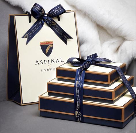 Aspinal’s Guide to Gift Wrapping Luxury Gift Basket, Custom Mailer Boxes, Chocolate Packaging Design, Luxury Gifts For Women, Luxury Packaging Design, Luxury Gifts For Men, Dessert Packaging, Packaging Ideas Business, Gifts Wrapping Diy