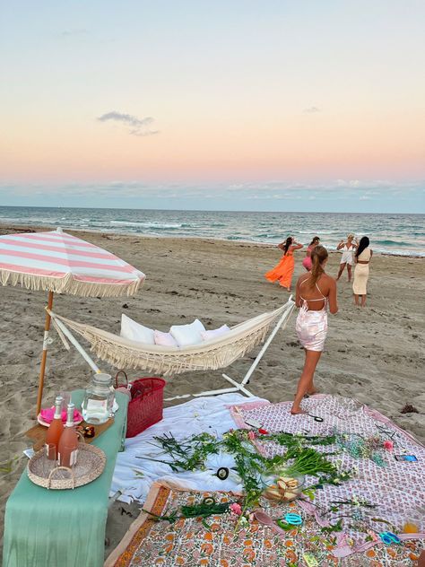 Aesthetic Vacation Outfits, Picnic Outfit Summer, Picnic Setup, Coconut Girl Summer, Sunset Party, Sweet 16 Themes, Picnic Theme, Beach Birthday Party, Aesthetic Vacation