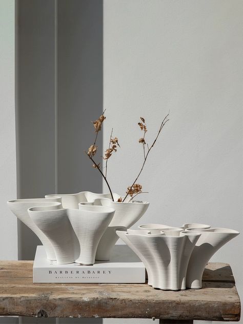 Transform your living space with this sculptural ceramic vase. Its unique, organic form adds a touch of modern artistry, perfect for displaying dried flowers or branches throughout the seasons. Experience understated elegance and refined style. White Office Decor, Decoration Dining Table, White Ceramic Vase, Decorated Bottle, Vase Large, Handmade Ceramics Vase, Dining Table Centerpiece, White Ceramic Vases, White Office