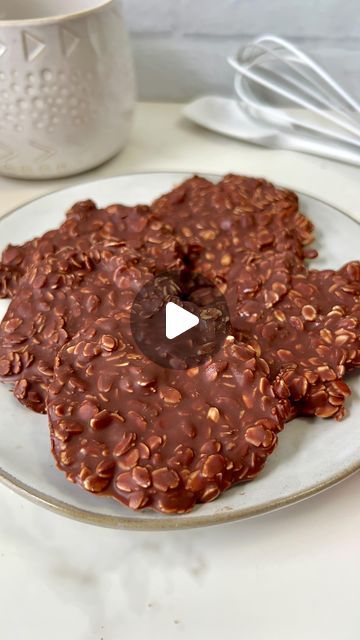 Behind The Snack | Healthy Easy Snacks on Instagram: "the only thing better than oatmeal are these 4 ingredient, no-bake, chocolate oat cookies 🤤 they take less than 10 minutes of prep and are made with ingredients you already have in your pantry 🙌🏼

Recipe: makes 5 cookies
1/2 cup chocolate chips
1 tbsp coconut oil
2 tbsp peanut butter/almond butter 
2/3 cup oats

Instructions: 
1. Melt the chocolate chips with the coconut oil and peanut butter 
2. Mix in the oats 
3. Scoop the batter into cookies on a piece of parchment paper
4. Freeze for 15-20 minutes and enjoy!" Oats Cookies Recipe 3 Ingredients, Healthy Easy Snacks, Healthy Oat Cookies, Chocolate Oat Cookies, Pantry Recipe, Oat Cookie Recipe, Dr Sebi Alkaline Food, Chocolate Oatmeal Bars, Pop Cake