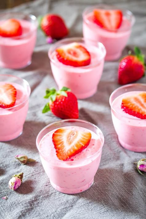 Quick Strawberry Mousse Recipe Pink Mousse Cups, Puding Strawberry, Strawberries And Cream Recipe, Strawberry Mousse Recipe, Dessert Pots, Lemon Blueberry Bundt Cake, Blueberry Bundt Cake, Strawberry Parfait, Fresh Strawberry Recipes