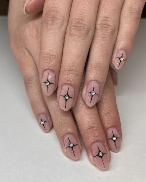 A clean nail aesthetic for those who don't want cats, bats, or ghosts on their nails. Halloween Nails Minimal, Mothman Nails, Short Edgy Nails, Goth Nails Short, Short Emo Nails, Short Goth Nails, Tattoo Nails, Euphoria Nails, Nail Aesthetic