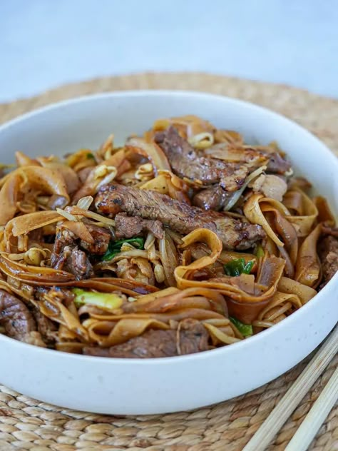 Stir-fried Beef with Flat Rice Noodles | Simple Home Edit Dinner Ideas Simple, Flat Rice Noodles, Tomato Tortellini, Tortellini Recipe, Pork Pasta, Honey Soy Chicken, Slow Cooker Breakfast, Fettuccine Alfredo Recipes, Instagram Recipes