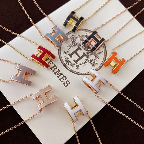 #Hermes#Herm!s denier necklace#luxury If you are interested, please add my whatsapp+8613025205114 Hermes Necklace, H Necklace, Gold Gallery, Dream Motivation, Necklace Luxury, Necklace Outfit, Tory Burch Kira, Hermes Jewelry, Designer Pieces