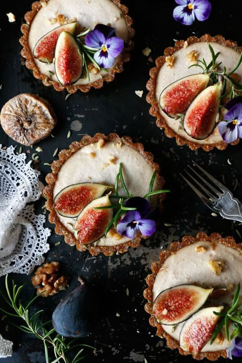 Fig Recipes Vegan, Pretty Desserts Aesthetic, Restaurant Desserts, Vegan Fig Dessert, Vegan Fig Bars, Fig Tarte Tatin, Vegan Plum Tart, Fig Dessert, Fig Tart