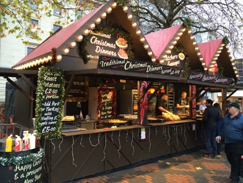 A Christmas Dinner  food/catering stall/hut Christmas Food Stall Ideas, Christmas Dinner Food, Christmas Catering, Christmas Market Stall, Stall Decorations, Hog Roast, Outdoor Restaurants, Food Counter, Christmas Fair Ideas