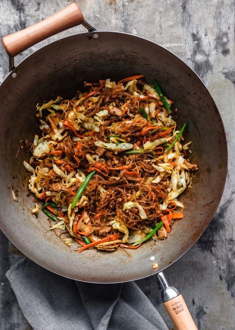 Stir-Fried Vermicelli Noodles 素炒粉丝 (Vegan) - The Plant-Based Wok Vegan Vermicelli, Veg Pasta, Uni Meals, Vermicelli Recipes, Dinner Recipes Vegan, Shredded Cabbage, Food Reference, Kitchen Confidential, Vermicelli Noodles